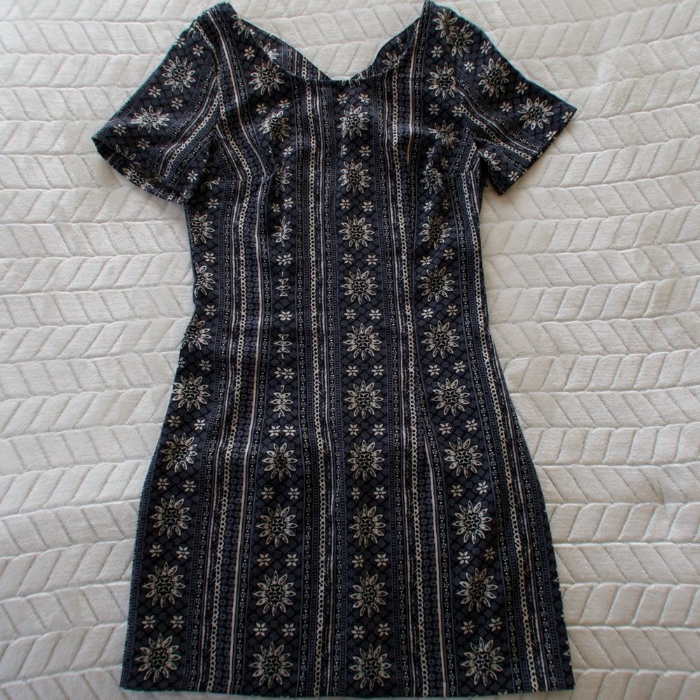 Hollister dress featuring a side zipper closure